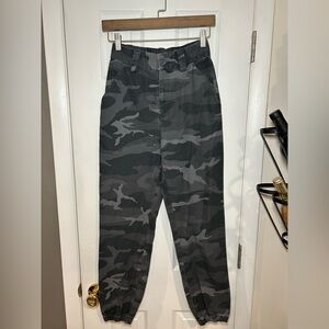 Aritzia TNA High Waisted Camouflage Joggers size 0/XS